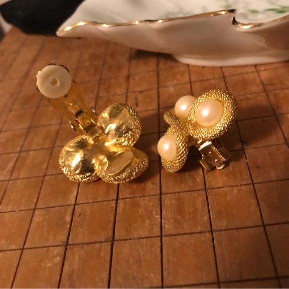 Mid to Late Century Gold Creamy Pearl Clip Earrings 1” Elegant Style - Picture 4 of 4